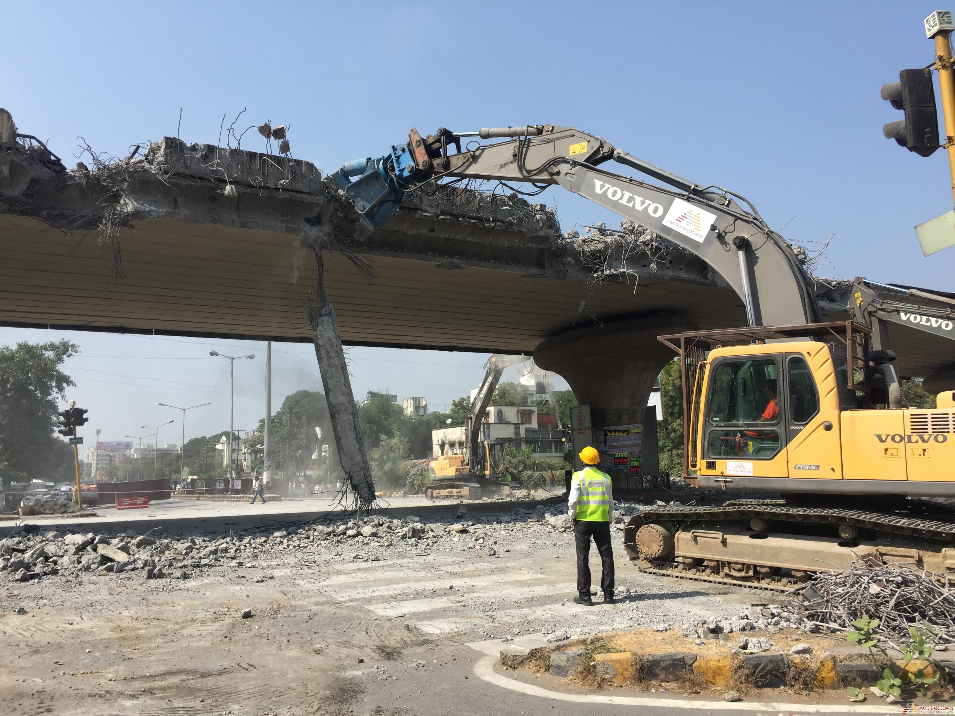 LARGE SCALE HYDRAULIC CONCRETE CRUSHING AND BREAKING
